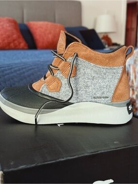 Sorel Out N About IV Classic WP in Orange, Gray & White